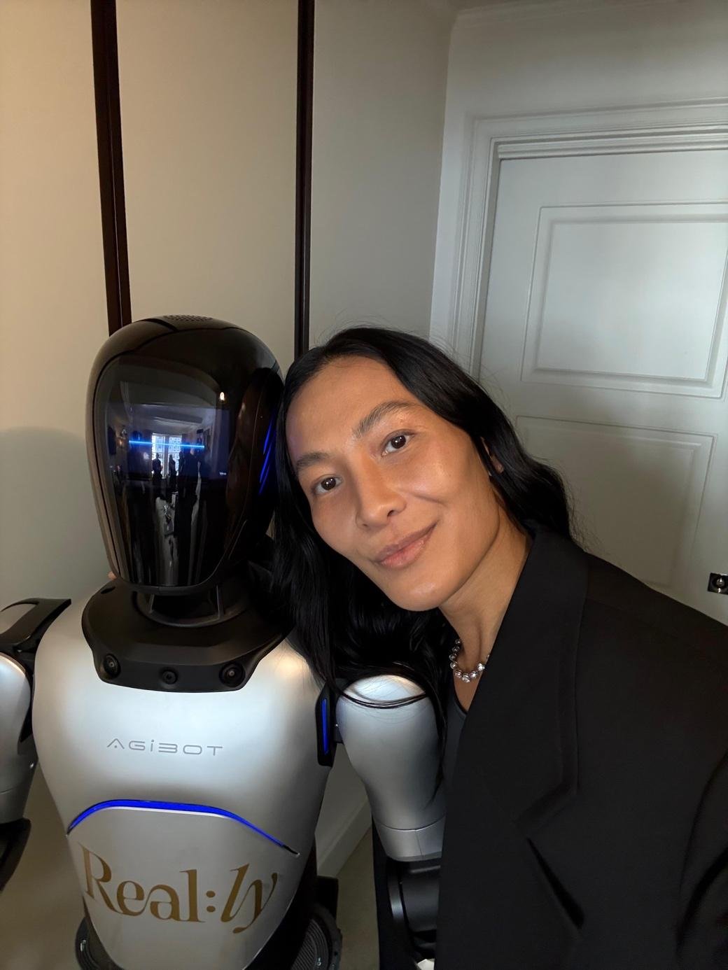 AGIBOT A2 traz IA incorporada para o Met Gala com Alexander Wang