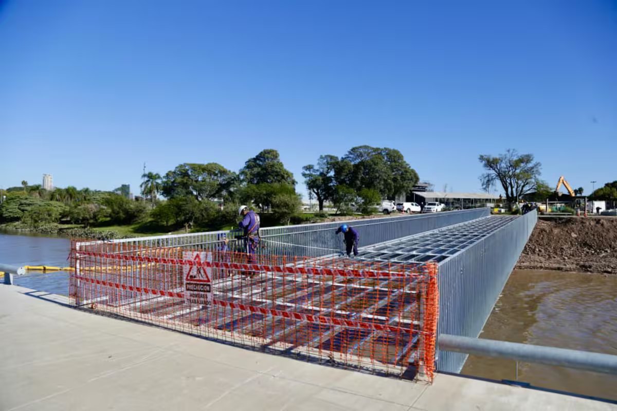 Acima da boca. trata-se de uma ponte nova com áreas de drenagem e caminhos que ligam a cidade ao rio.