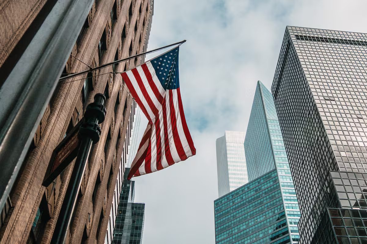 Adeus Califórnia e Nova York. corporações multimilionárias com milhares de empregos estão se mudando para a Flórida e o Texas
