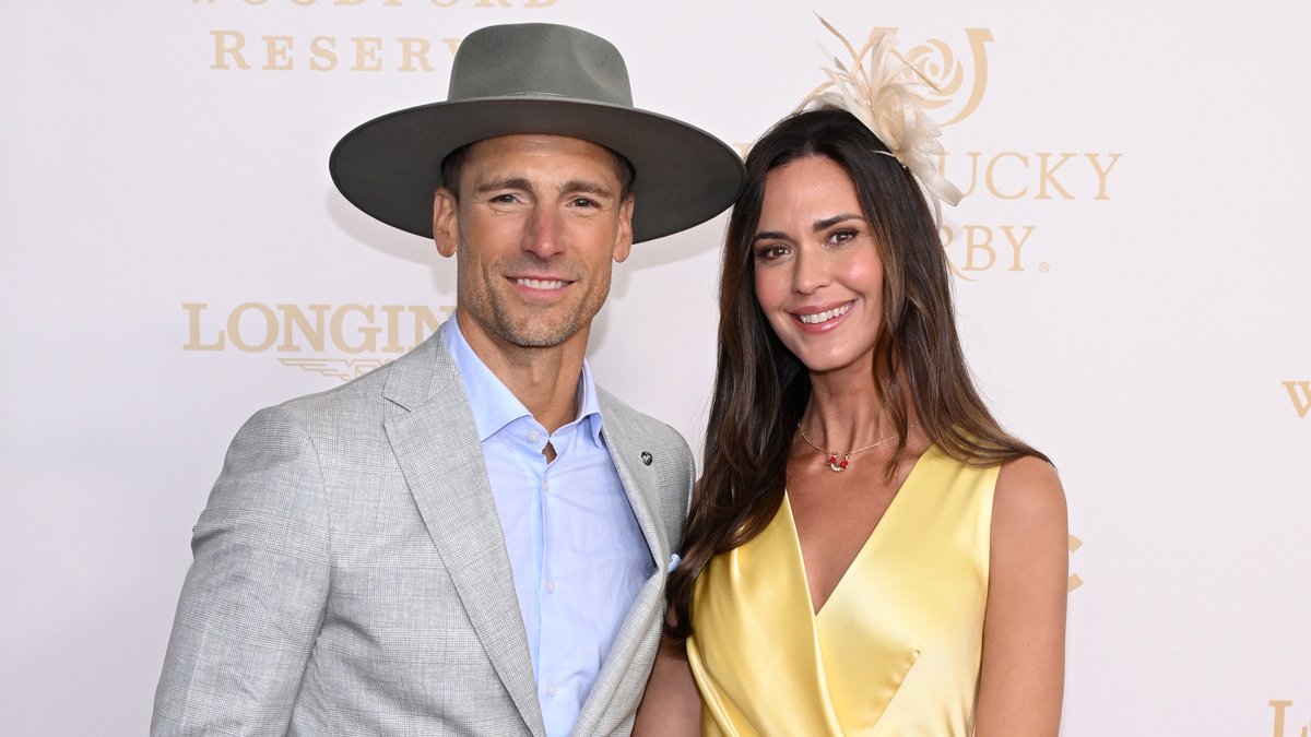 Andrew Walker e Odette Annable saem no Kentucky Derby de 2026 antes da estreia de ‘Kentucky Roses’ no Hallmark Channel – Just Jared – Celebrity News & Gossip