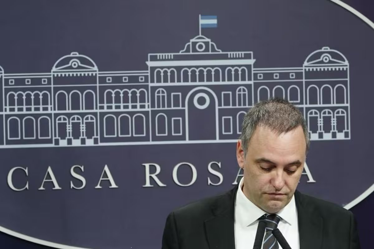 Após a sucessão de Adorni, turbulência ministerial e novas tensões internas