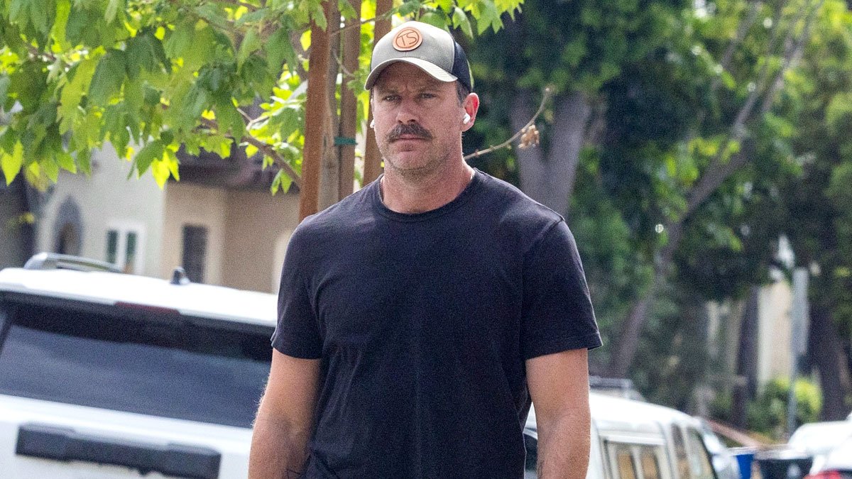 Armie Hammer é visto em novas fotos raras, bigode e barba por fazer – Just Jared – Notícias e fofocas de celebridades