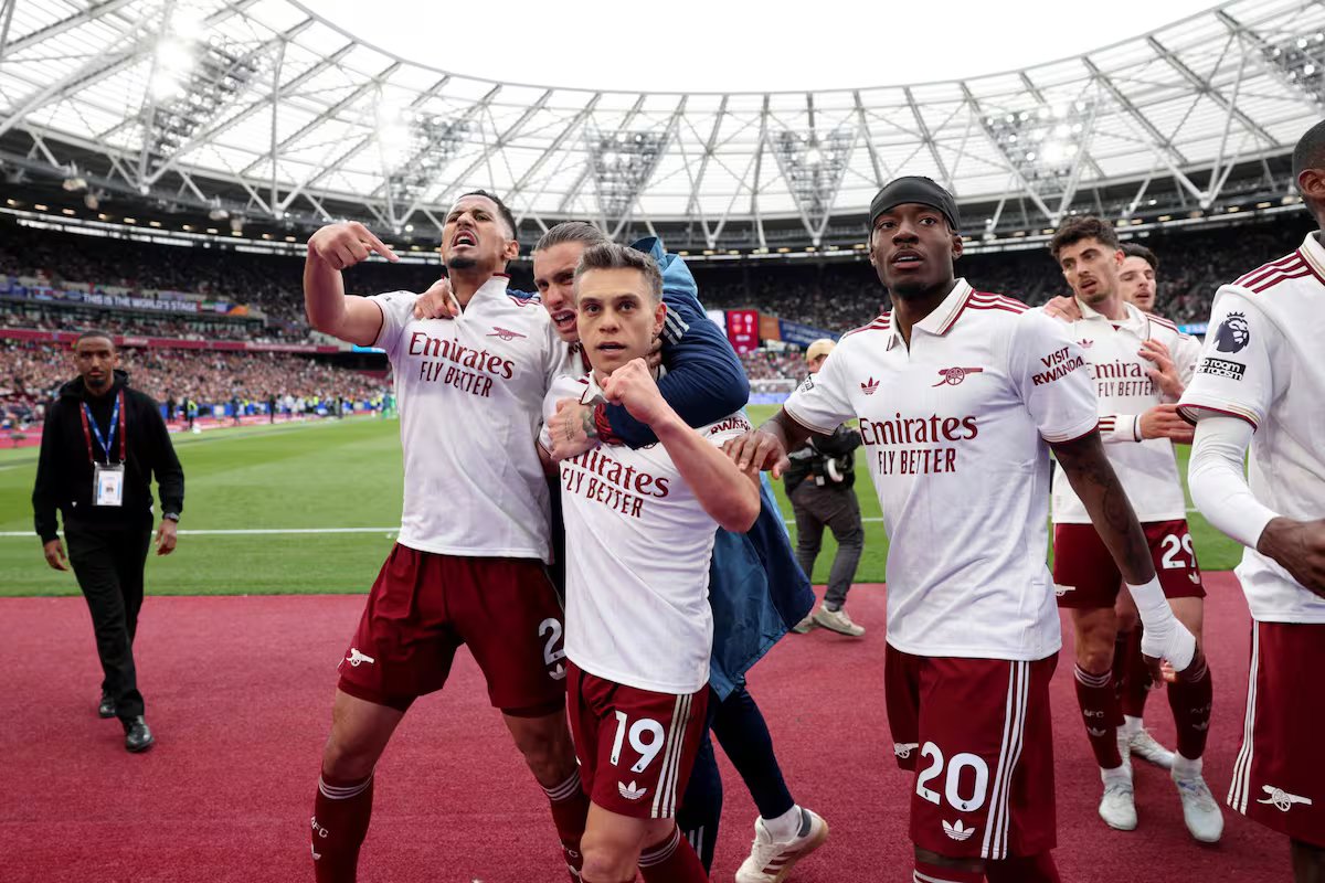 Arsenal cruza rumo ao título da Premier League – vitória agonizante e ajuda do VAR