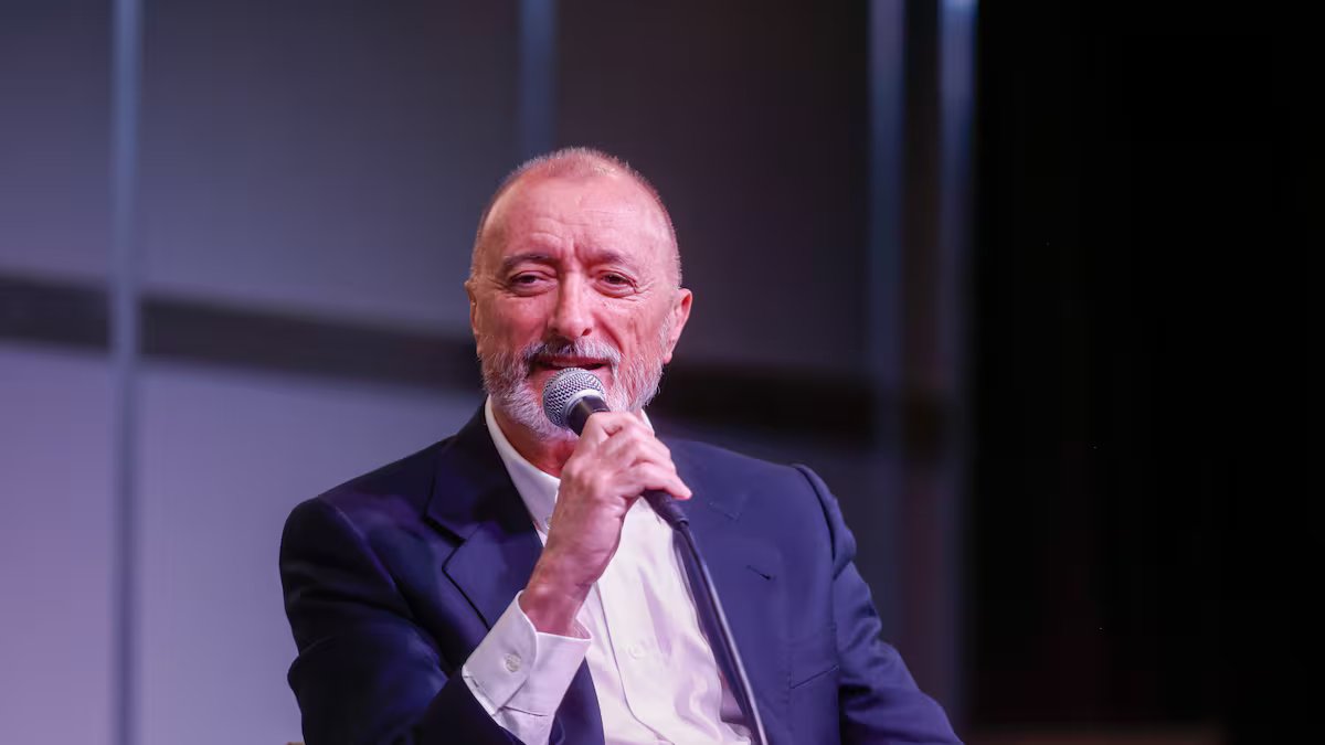 Arturo Pérez-Reverten com Hugo Alconada Seg. “Existem lugares de onde você nunca mais volta”