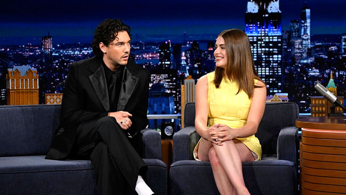As estrelas de ‘Off Campus’ Belmont Cameli e Ella Bright aparecem juntas em ‘Fallon’, falam sobre habilidades de canto – Just Jared – Notícias e fofocas de celebridades