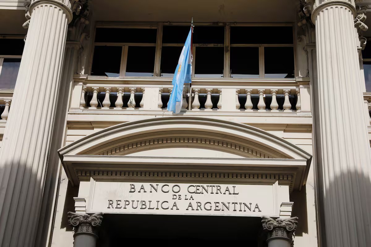 As reservas brutas aproximam-se dos 46 mil milhões de dólares, mas as reservas líquidas são novamente negativas