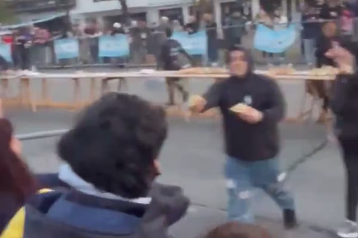 Avellaneda. grill realizou evento com sanduíche de 700 metros e um monte de gente atacou