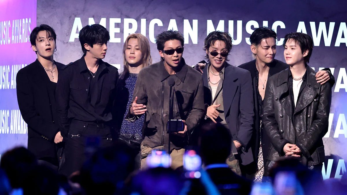 BTS vence o prêmio de artista do ano no AMAs de 2026, varre todas as categorias este ano – Just Jared – Celebrity News & Gossip