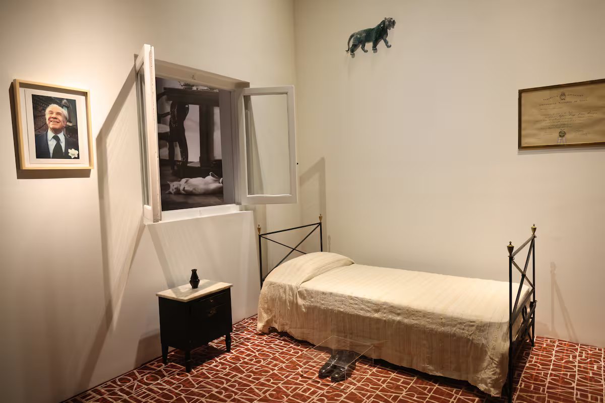 Borges recupera a voz em exposição que mostra pela primeira vez seu quarto e seu manuscrito ilustrado