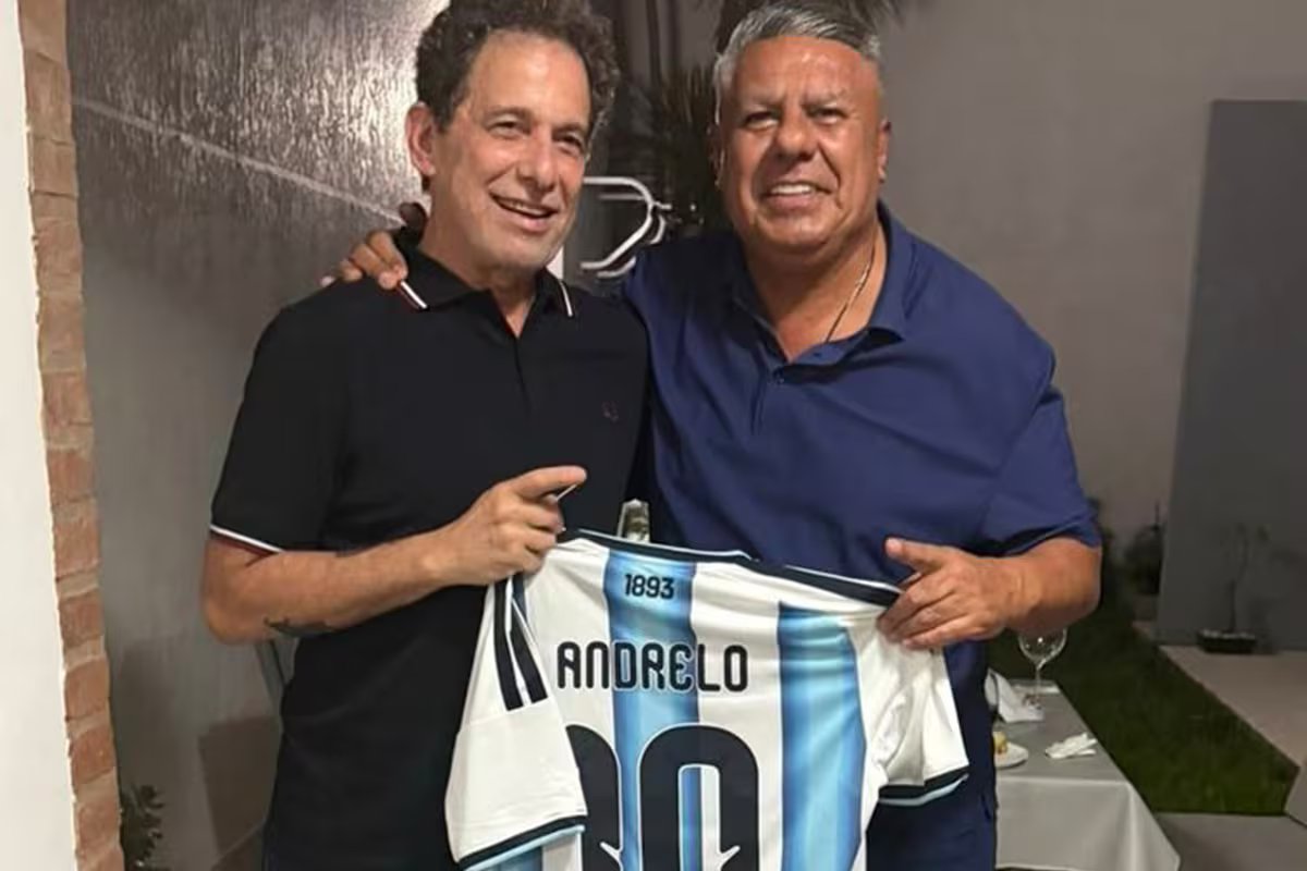 Calamaro encerrou seu discurso em Buenos Aires com uma mensagem a Claudio Tapia. “Obrigado Chickie por nos trazer o troféu.”