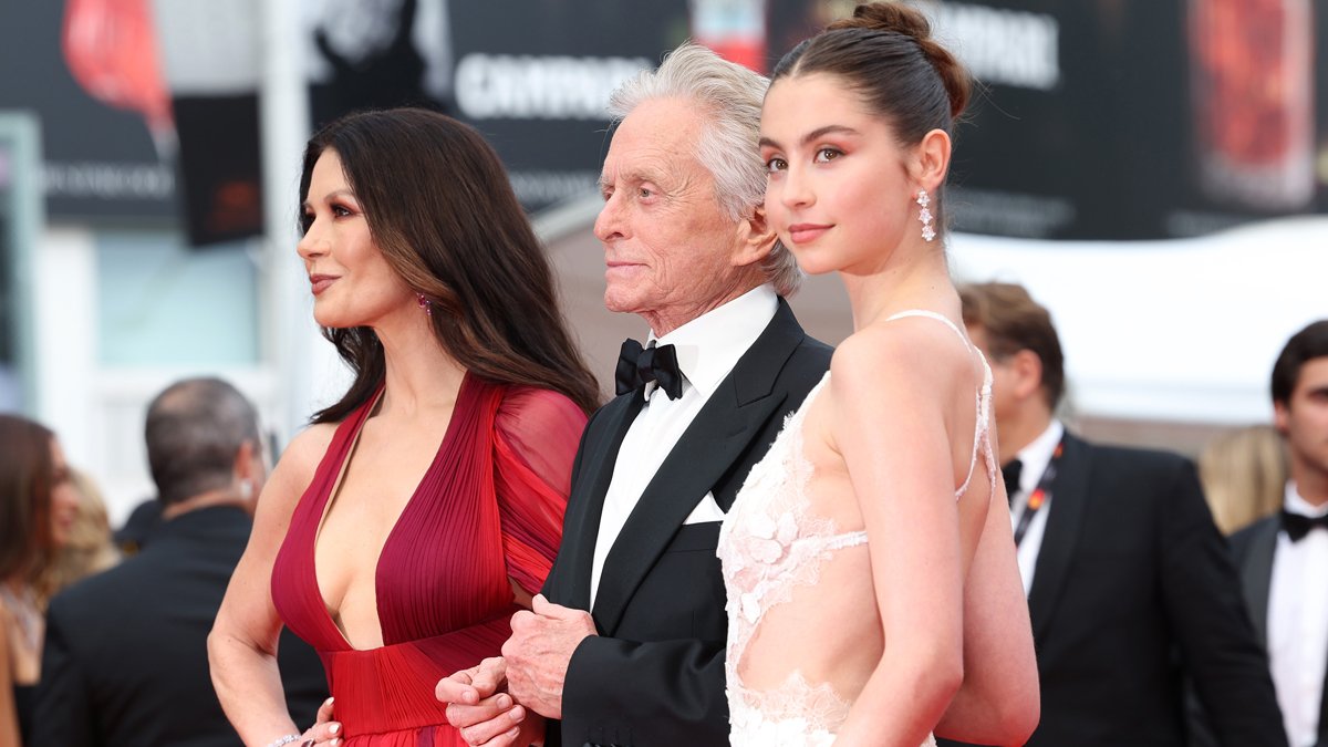 Carys Douglas Lands, filha de Michael Douglas e Catherine Zeta-Jones, primeiro papel profissional no teatro – Just Jared – Celebrity News & Gossip