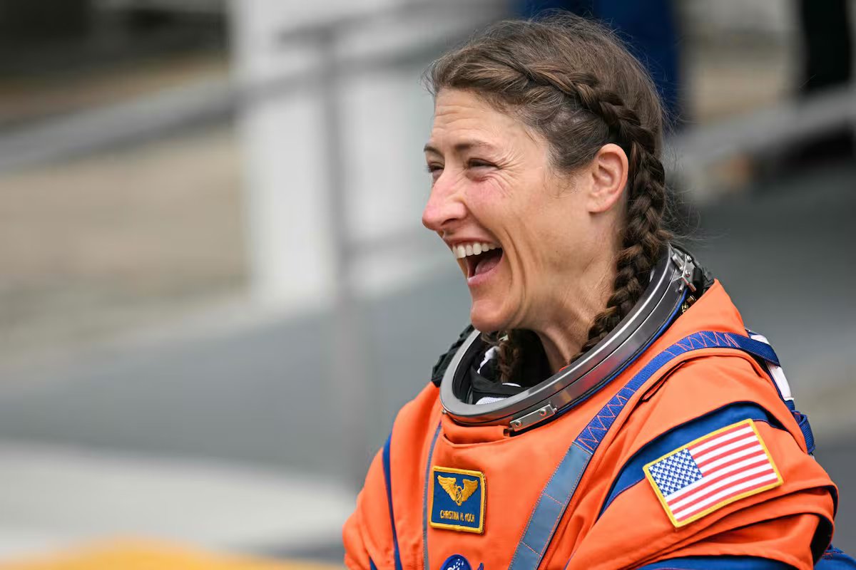 Christina Koch, astronauta da Artemis 2. “Nada prepara você para a sensação espetacular de ver seu planeta iluminado como se fosse dia.”