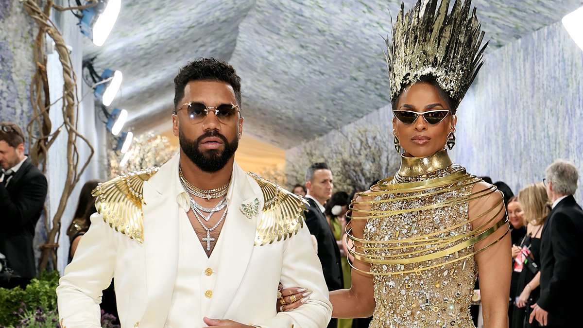 Ciara e Russell Wilson deslumbram em vestidos reais egípcios no Met Gala 2026 – Just Jared – Celebrity News & Gossip