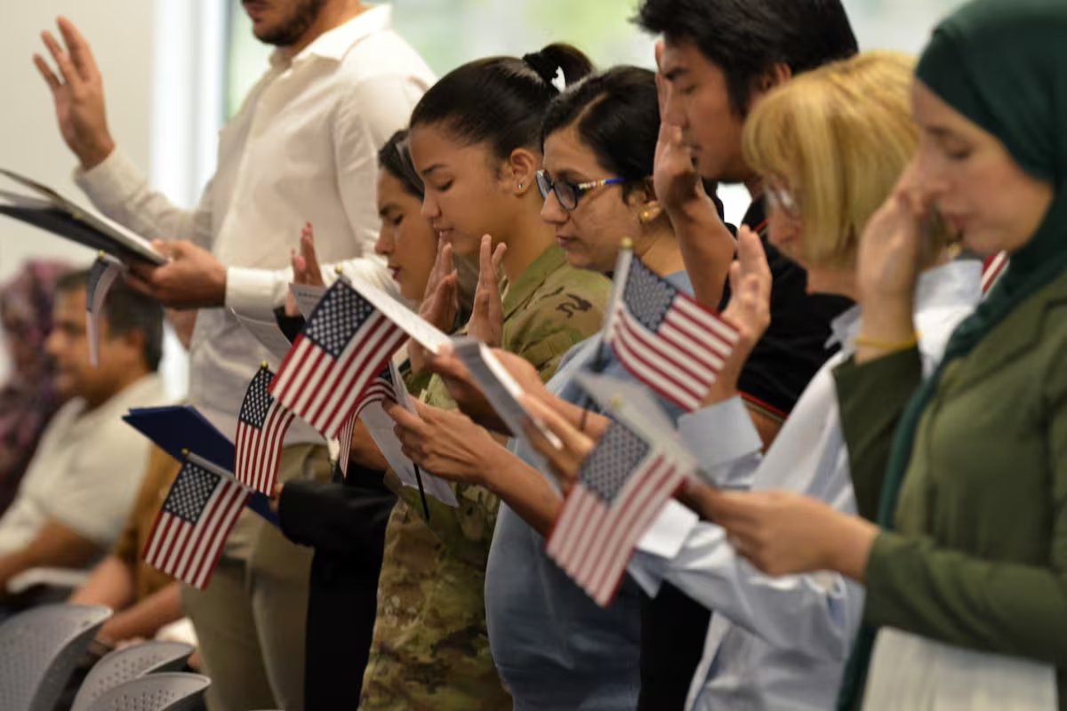Cidadania dos EUA 2026: Casos em que um titular de green card residente pode solicitar por até cinco anos
