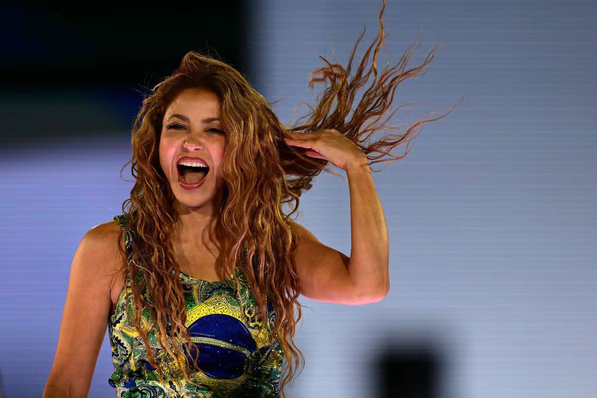 Com mais de uma hora de atraso, Shakira iniciou seu grande show gratuito no Copacabana