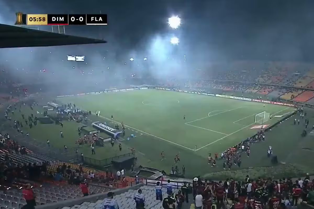 Copa Libertadores. A partida “Independiente de Medellín” x “Flamengo” foi interrompida devido a um incêndio nas arquibancadas.