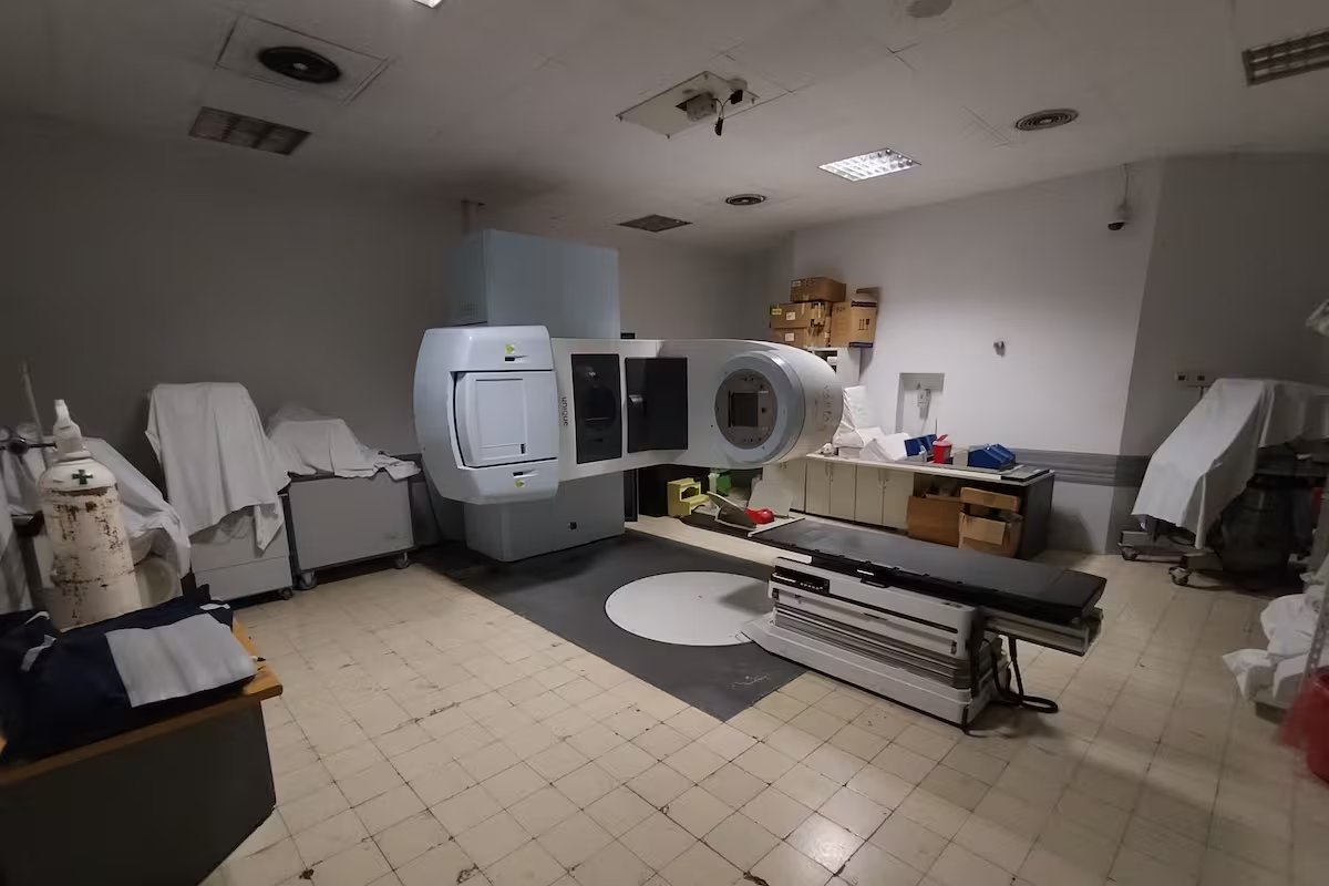 Crise nos hospitais universitários. Os equipamentos de radioterapia da Roffo, especializada em câncer, estão parados há um ano.