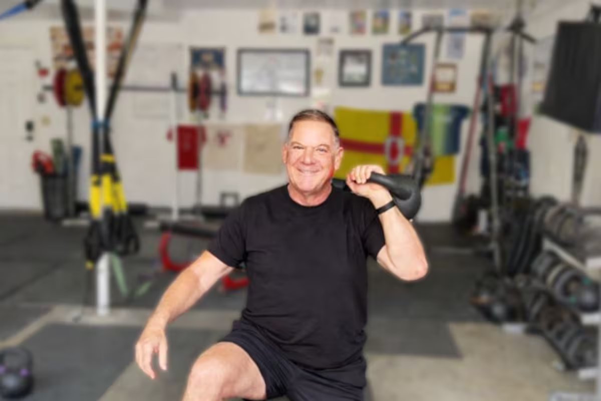 Dan John, atleta, treinador e divulgador do método. “Se eu pudesse fazer apenas um movimento, seria a caminhada do fazendeiro.”