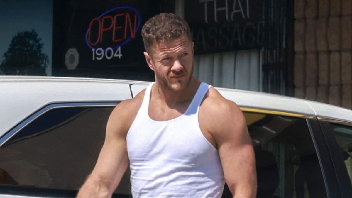 Dan Reynolds, do Imagine Dragons, é visto com camisa para uma sessão de bronzeamento antes do show final da turnê ‘Loom’ – Just Jared – Celebrity News & Gossip