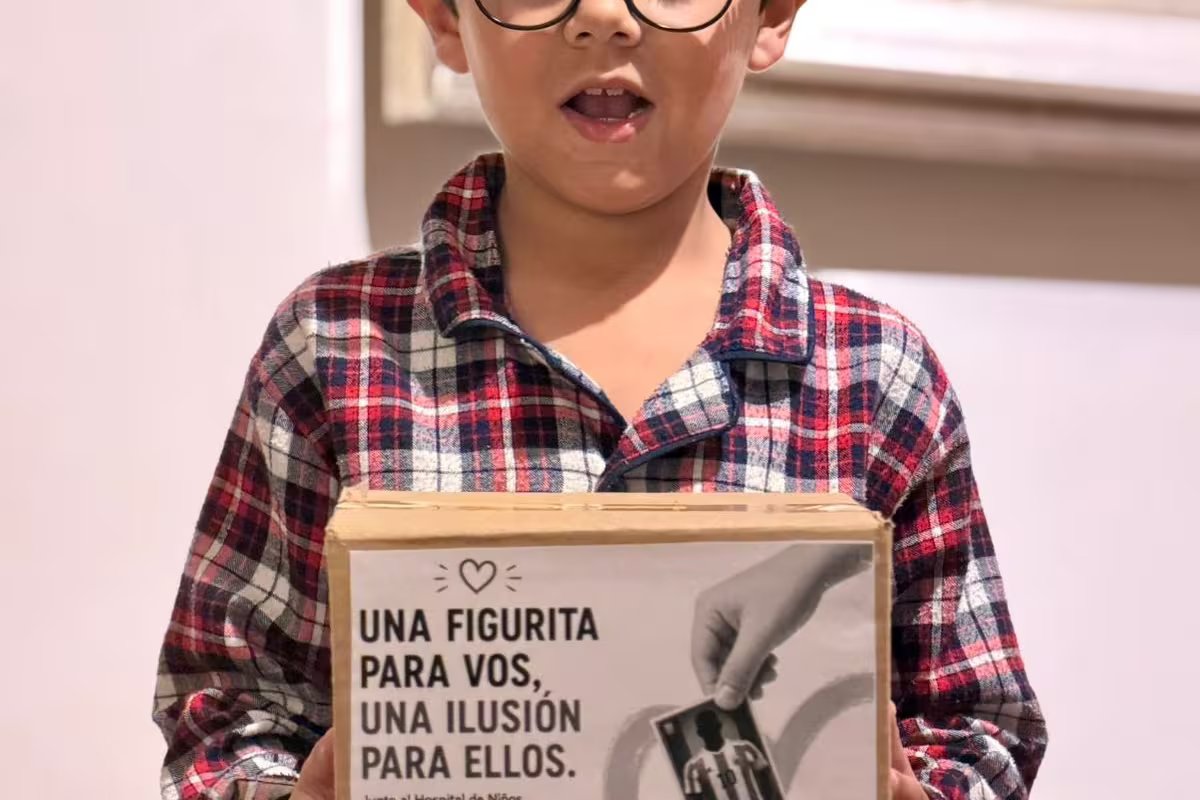 De uma criança para outra. A campanha de entrega de figurinhas da seleção argentina às crianças que vivenciarão a Copa do Mundo em internatos