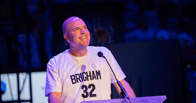 Dentro da mente e do coração do diretor atlético da BYU, Brian Santiago – Deseret News