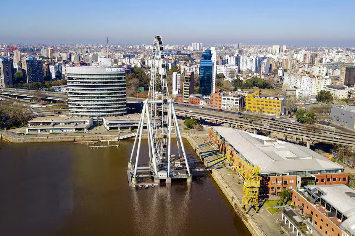 Dívida milionária. A construtora por trás da Roda da Fortuna em Puerto Madero procura investidores