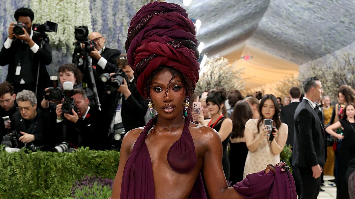 Doechii canaliza o feminino sombrio para seu look Marc Jacobs Borgonha no Met Gala de 2026 – Just Jared – Notícias e fofocas de celebridades