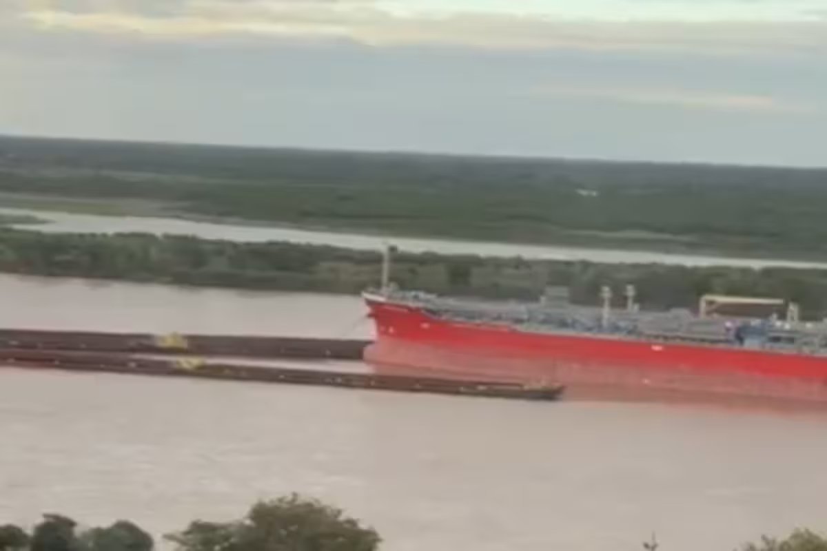 Dois navios colidiram fortemente no Rio Paraná