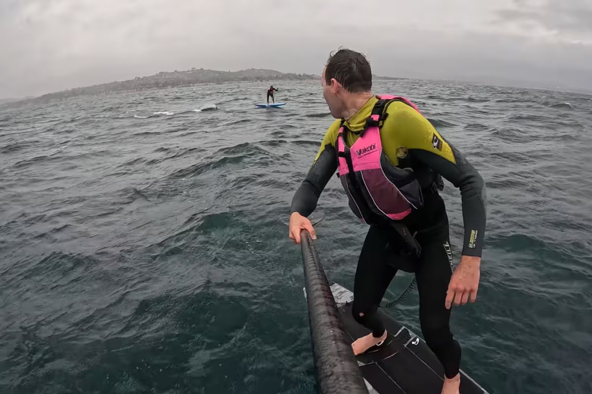 Dois surfistas foram perseguidos por um grande tubarão branco e filmaram um vídeo assustador