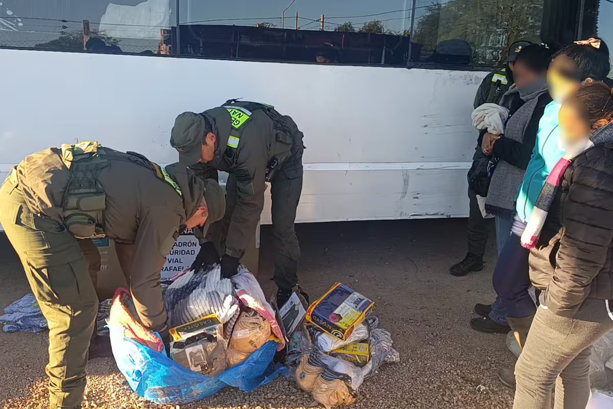 Dupla descoberta inesperada de cerca de 70 quilos de drogas durante verificações de rotina no ônibus.