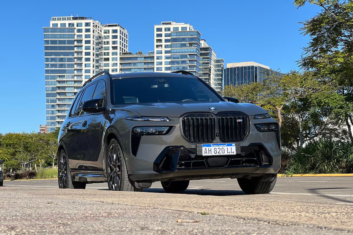 É um SUV de luxo que parece uma limusine e parece ter sido “dirigido remotamente”.