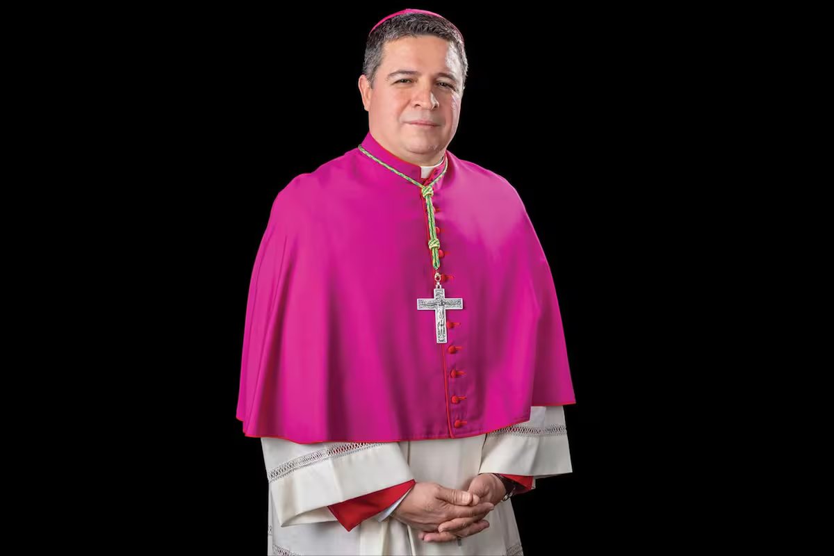 Ele entrou nos EUA escondido em um carro e agora desafia Trump. A história do bispo salvadorenho nomeado pelo Papa.