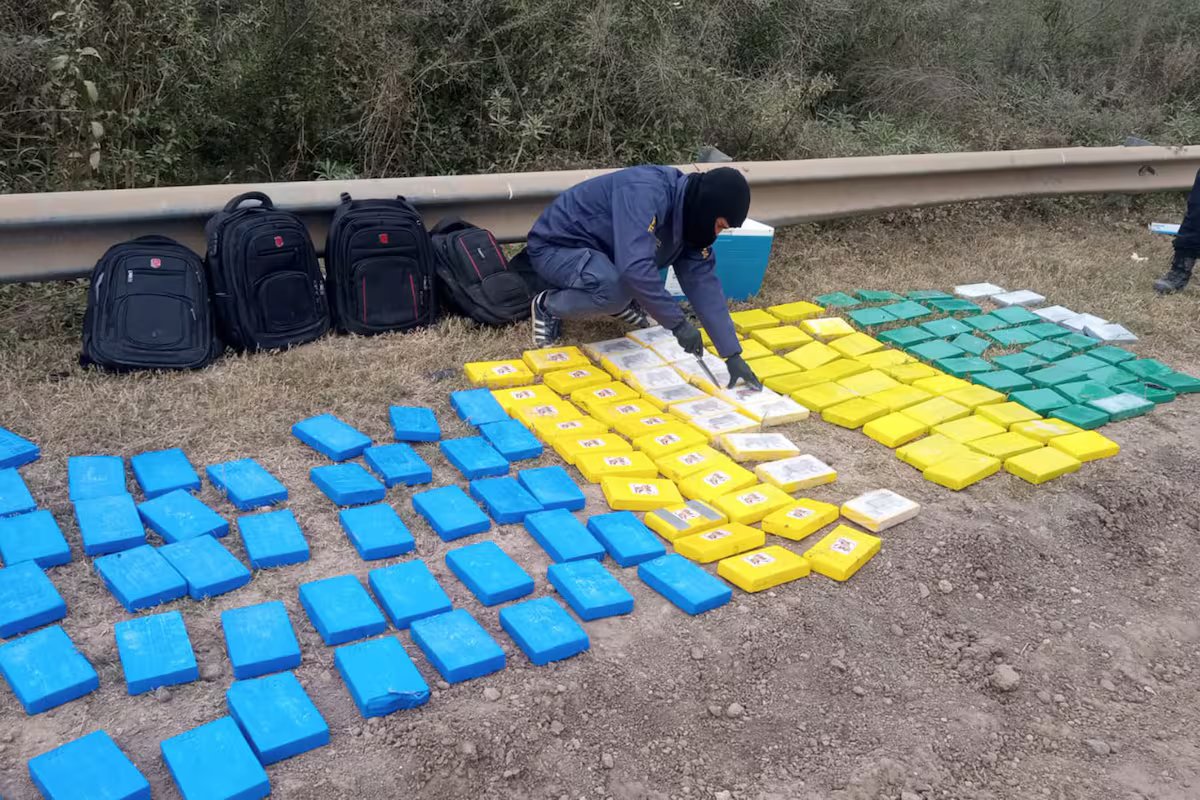 Ele era um dos traficantes mais procurados do país, estava em liberdade condicional e agora foi preso com 260 quilos de cocaína.