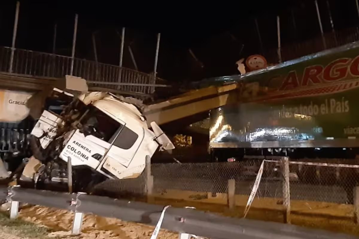 Ele perdeu o controle de seu caminhão na Rota 9, bateu em uma ponte e capotou