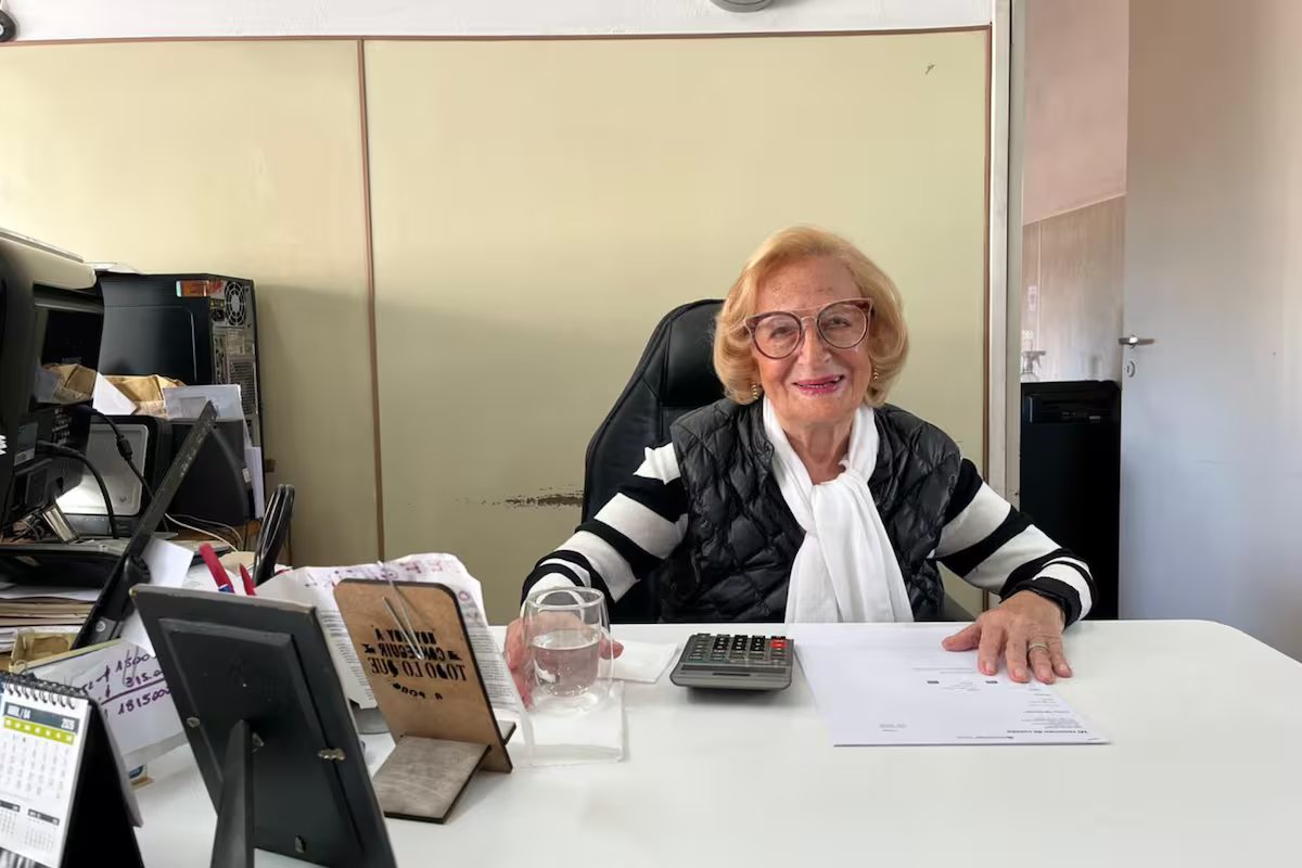 Ele tem 100 anos, ainda trabalha e conta o segredo da felicidade. “A chave da vida é ser amado, então você viverá quando partir.”
