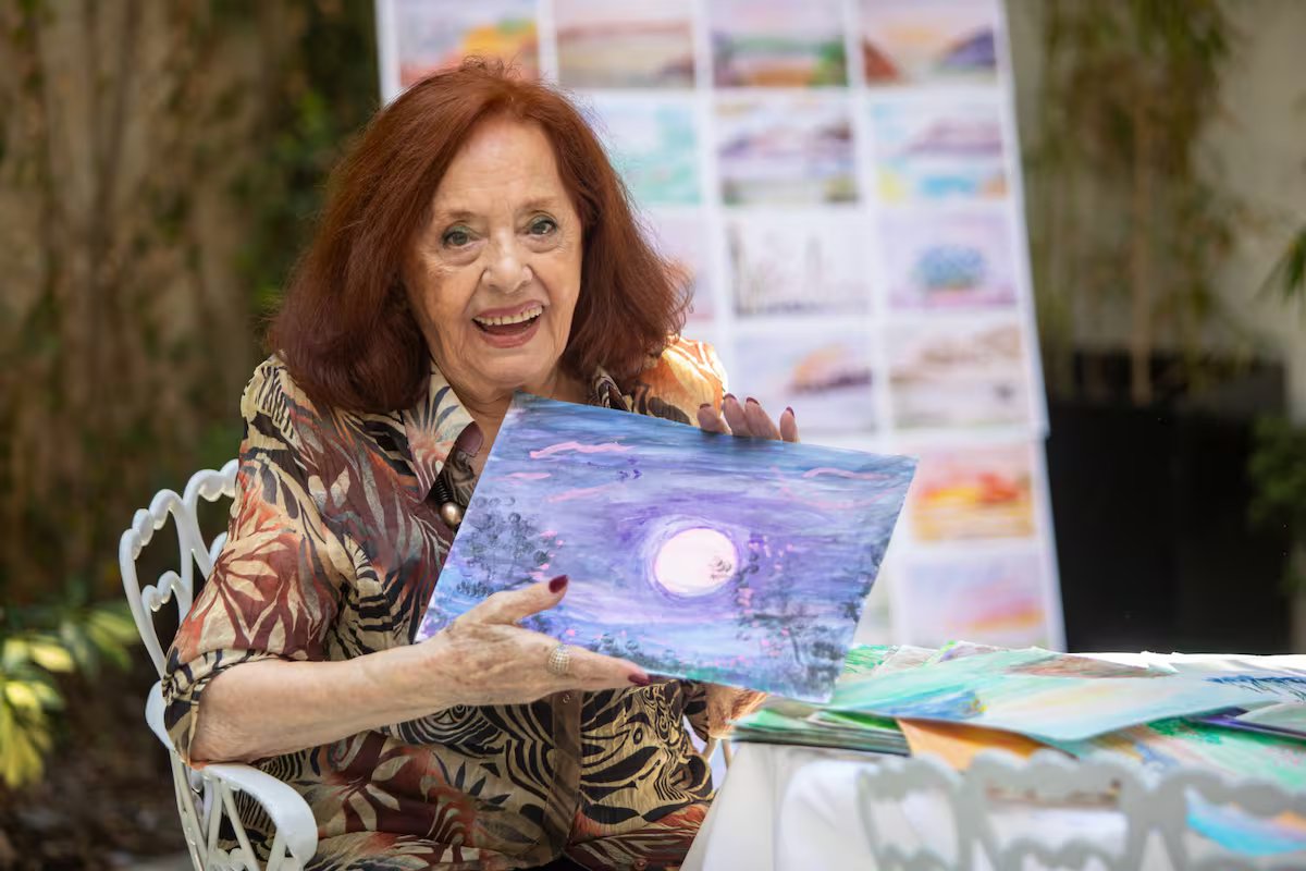 Ele tem 96 anos. ele encontrou na pintura uma maneira de reviver memórias quando a visão desaparece