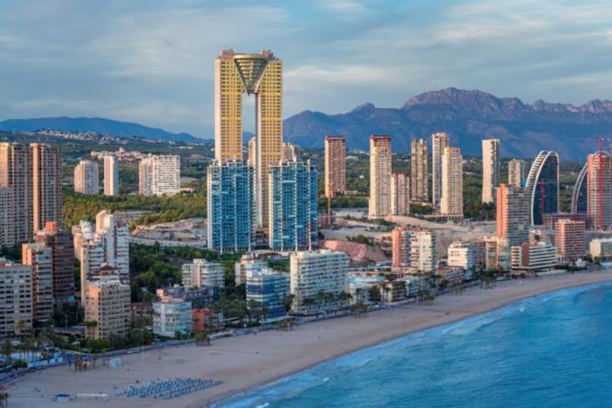 Eles construíram um arranha-céu de 200 metros de altura e esqueceram o poço do elevador