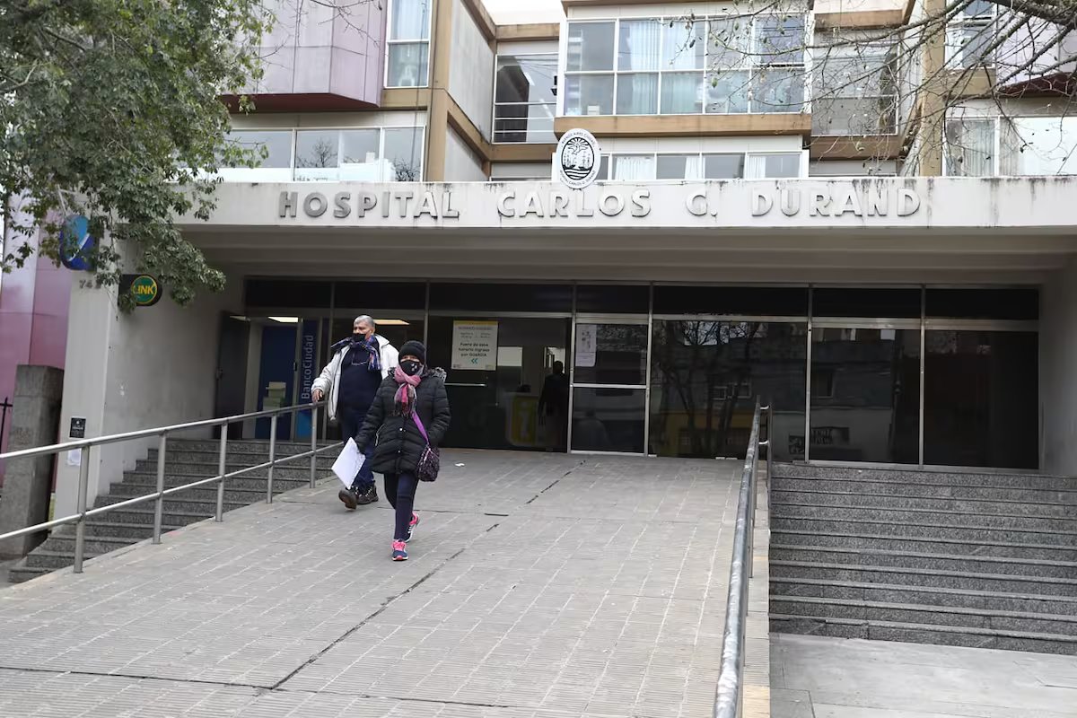 Eles investigam a morte de um homem que teria sido extubado por um paciente psiquiátrico no Hospital Durand.