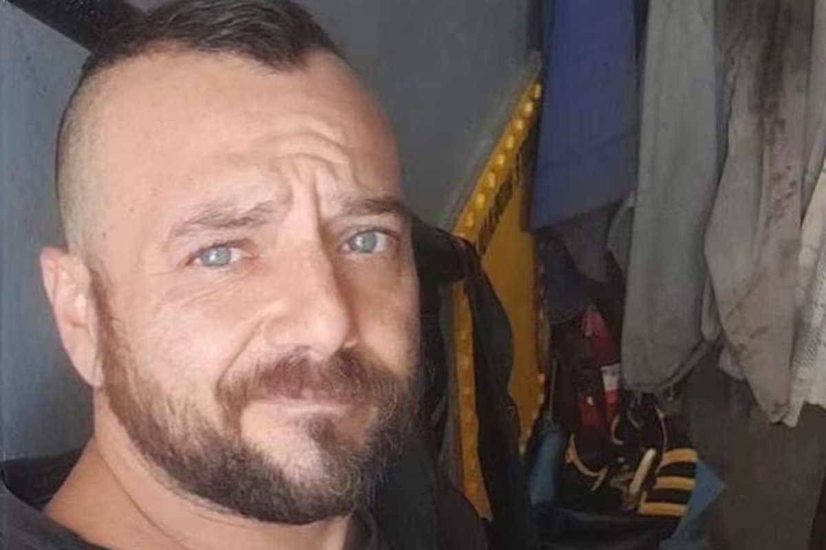 Eles investigam a morte de um marinheiro no mar e questionam a atuação do capitão e do médico do navio