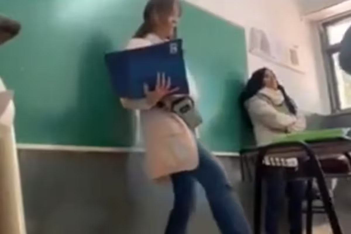 “Eles não sabem o pior sobre mim.” a reação do diretor que chutou a carteira do aluno por mau comportamento;