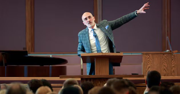Em evento inter-religioso, Arthur C. Brooks aborda ‘crise de significado’ – Deseret News