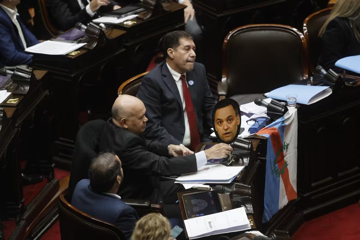 Em março, Menem conheceu o deputado K, que lhe mostrou uma máscara Adorni e falou sobre Santiago Caputo.