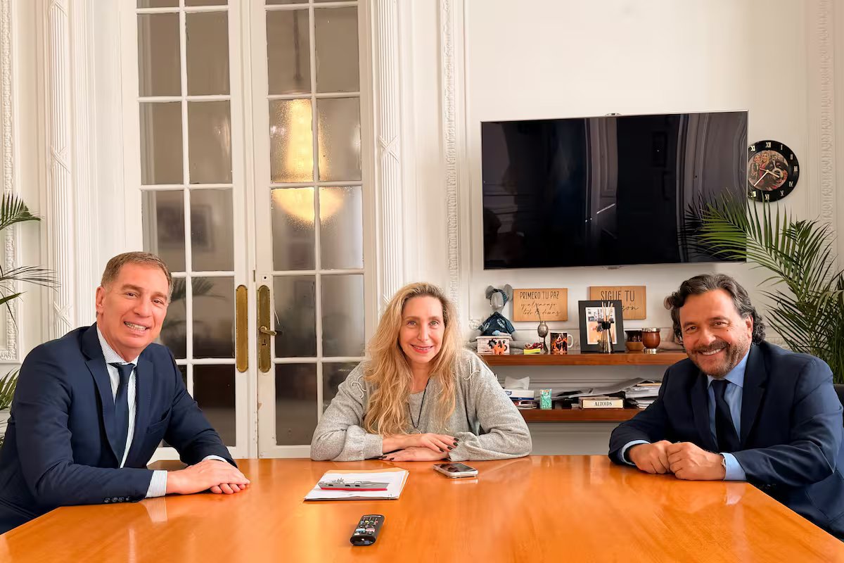 Enquanto Miley estava fora do país, o governador Saenz recebeu Carina Miley e Santilli na Casa Rosada.