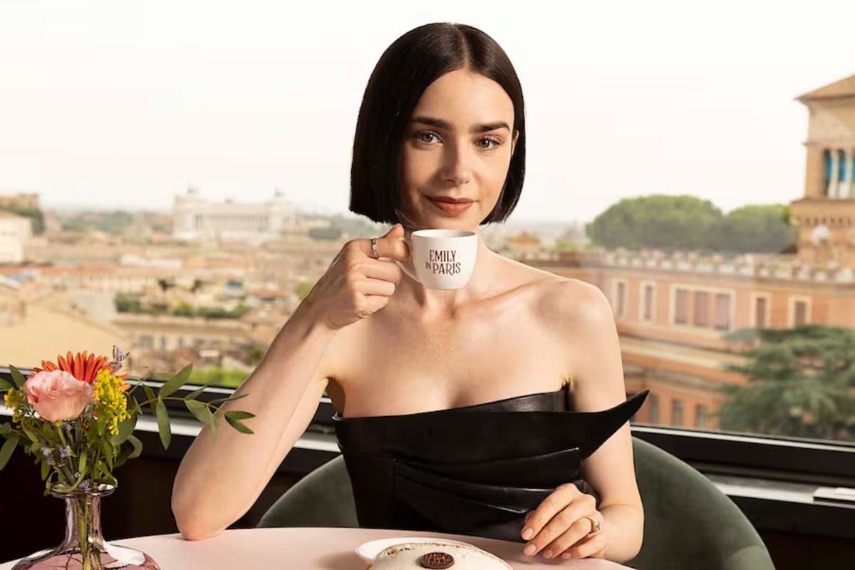 Está à venda um apartamento no prédio onde Lily Collins morou na série de TV “Emily in Paris”.