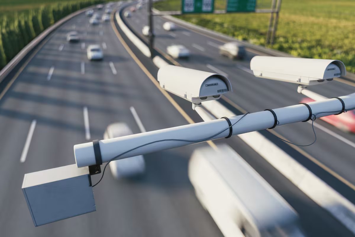 Estão analisando a instalação de um sistema de controle de velocidade onde baixá-lo na presença de câmeras não é suficiente