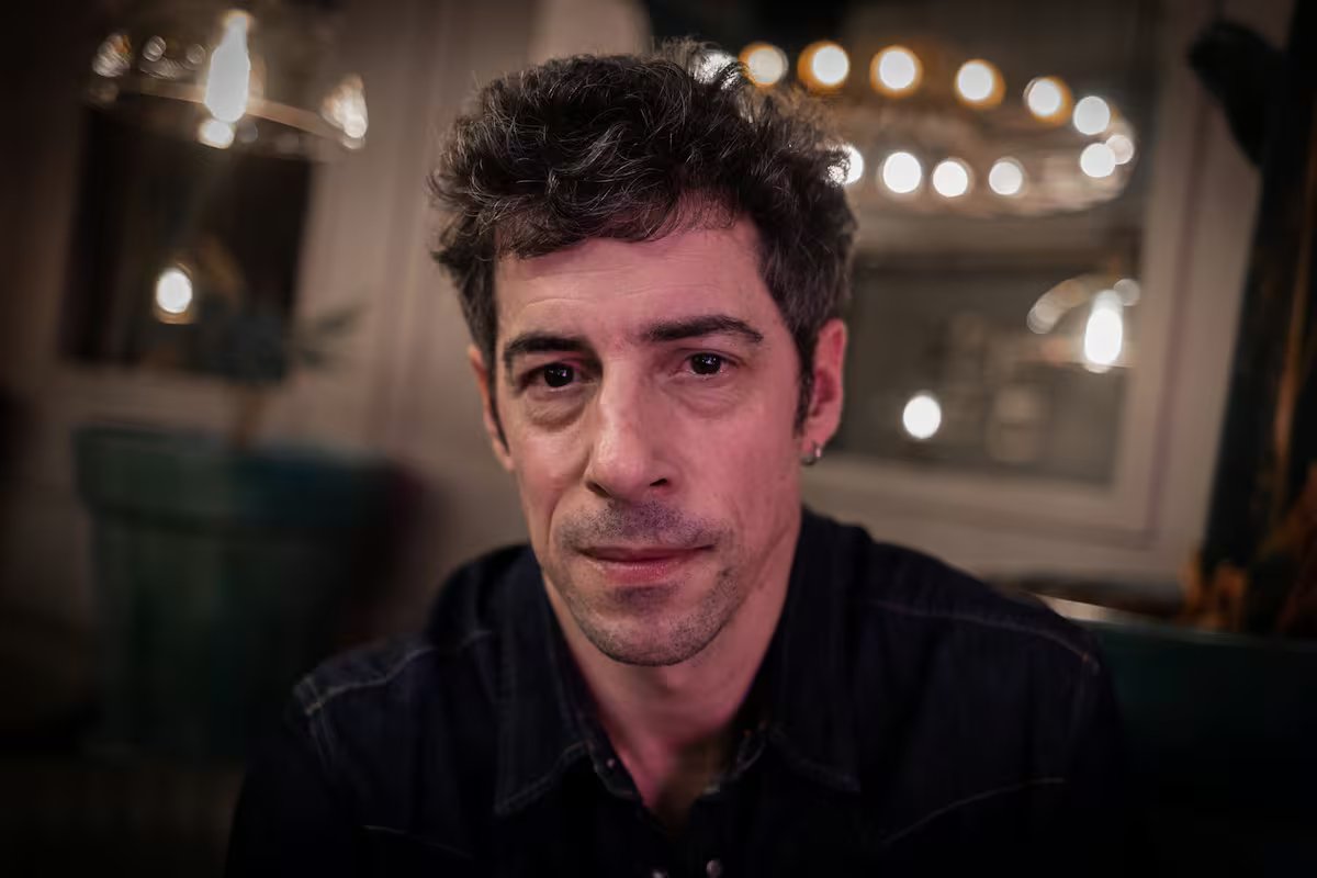 Esteban Lamothe. seu gosto pela moda, por que ele é a “esperança dos homens comuns” e sua memória maluca de estar em clubes