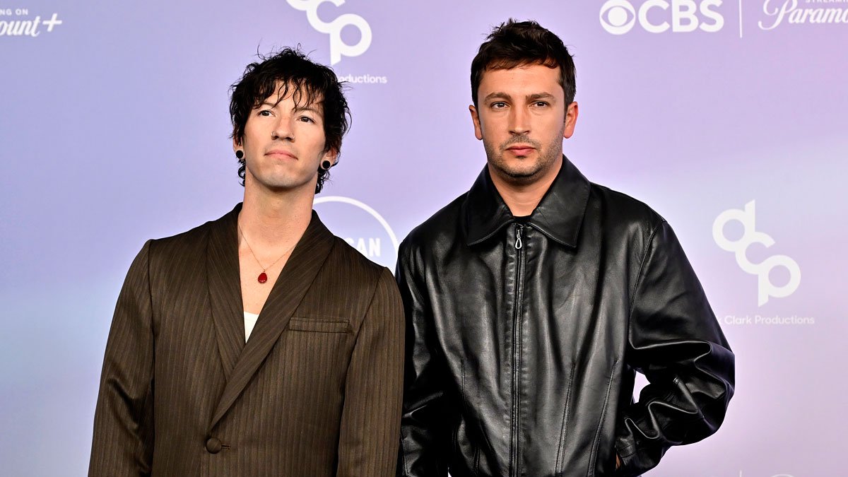 Estreia do tapete vermelho do Twenty One Pilots no American Music Awards 2026: Veja as fotos! – Just Jared – Notícias e fofocas sobre celebridades