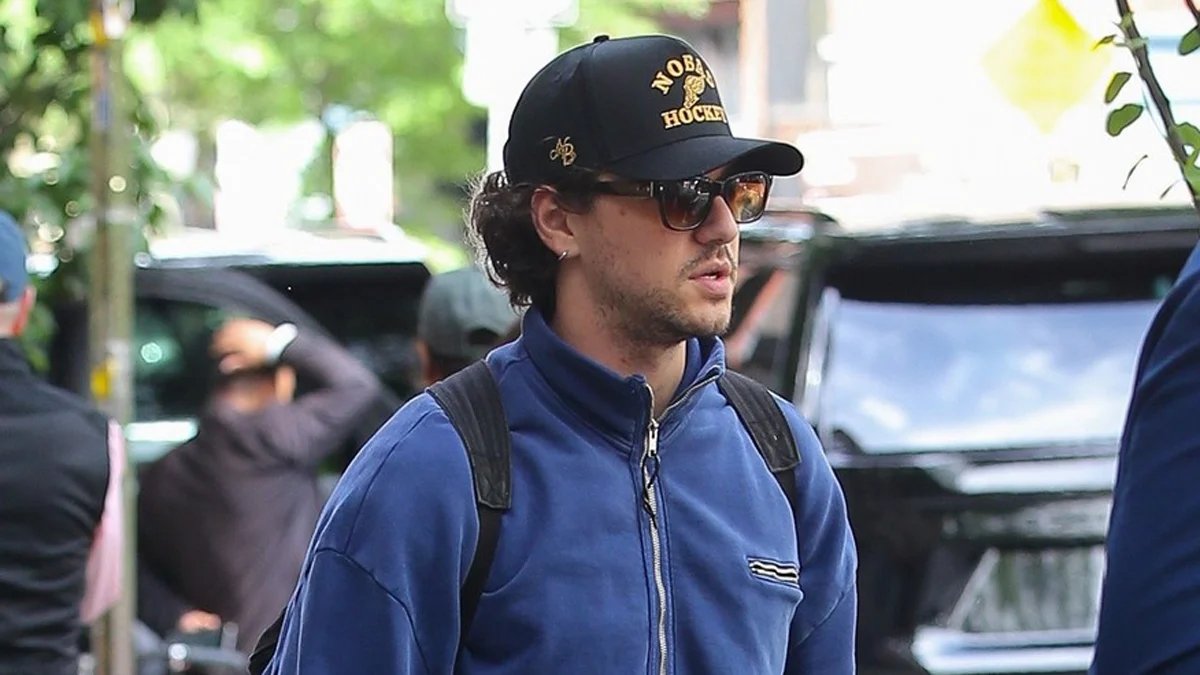 Estrela de ‘Off Campus’ Belmont Cameli faz recados em Nova York – Just Jared – Celebrity News & Gossip