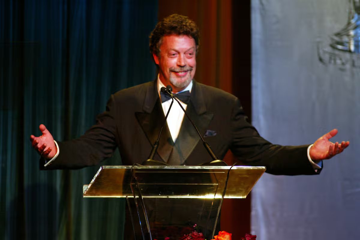 “Eu nasci de novo.” a virada dramática na vida de Tim Curry, ator que segue personagens memoráveis ​​e sombrios;