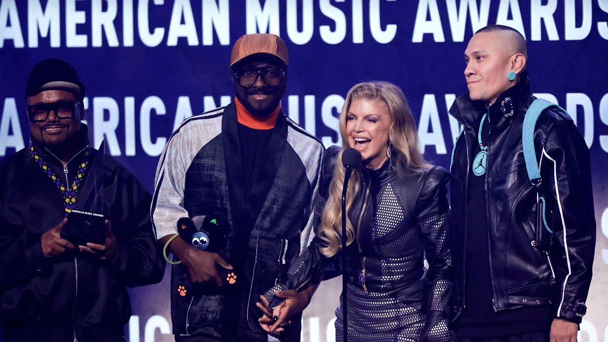 Fergie se reúne com Black Eyed Peas para a aparição surpresa do AMA em 2026 para receber o prêmio Throwback Song – Just Jared – Celebrity News & Gossip